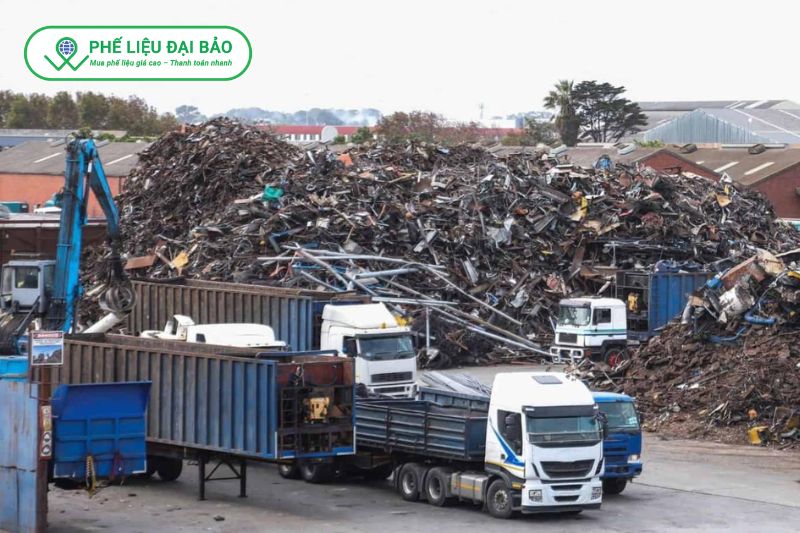 Thu gom phế liệu bằng thiết bị chuyên dụng đảm bảo an toàn và xử lý nhanh chóng