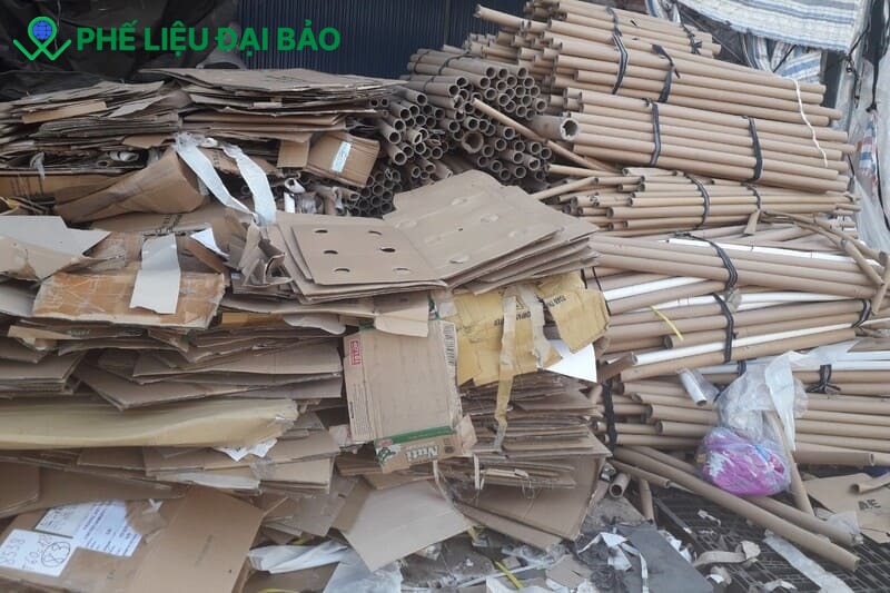 Giấy vụn và bìa carton phế liệu được tái chế thành giấy mới và sản phẩm trang trí