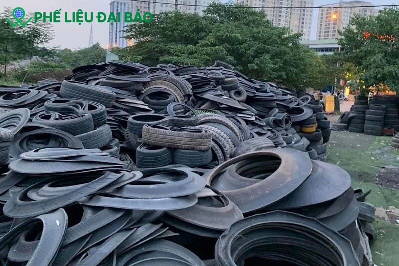 Phế liệu cao su được tái chế thành hạt cao su phục vụ xây dựng và đời sống