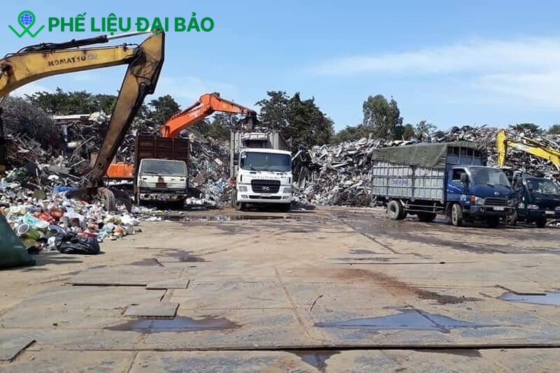 Phế liệu được thu gom từ nhiều nguồn và chuyển đến trung tâm tái chế