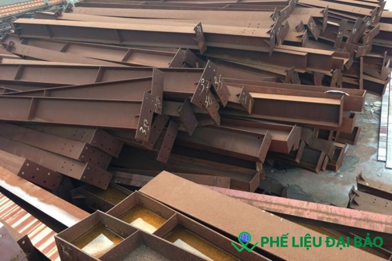 Sắt thép dư thừa, hư cũ từ công trình, nhà xưởng được thu mua để tái chế