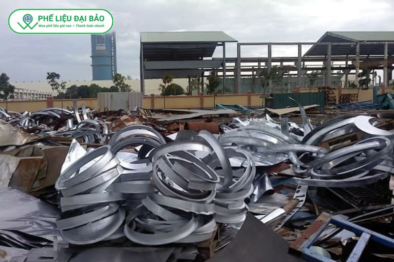 Phân loại sắt phế liệu trước khi bán giúp tăng giá thu mua