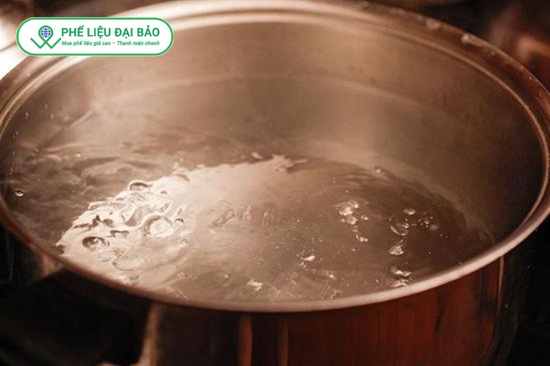 Đồng lạnh thật chỉ ấm nhẹ sau khi đun sôi trong nước còn kim loại khác thường nóng