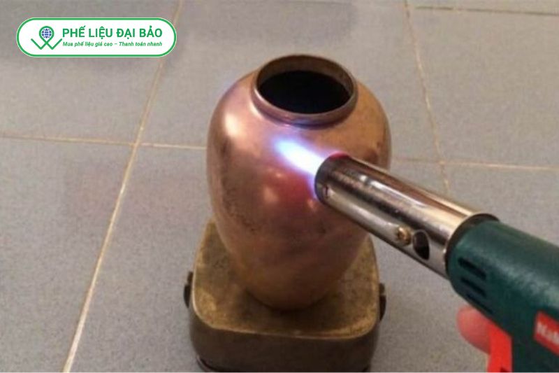 Đồng lạnh thật tản nhiệt nhanh không làm chảy nến và không quá nóng sau khi hơ lửa