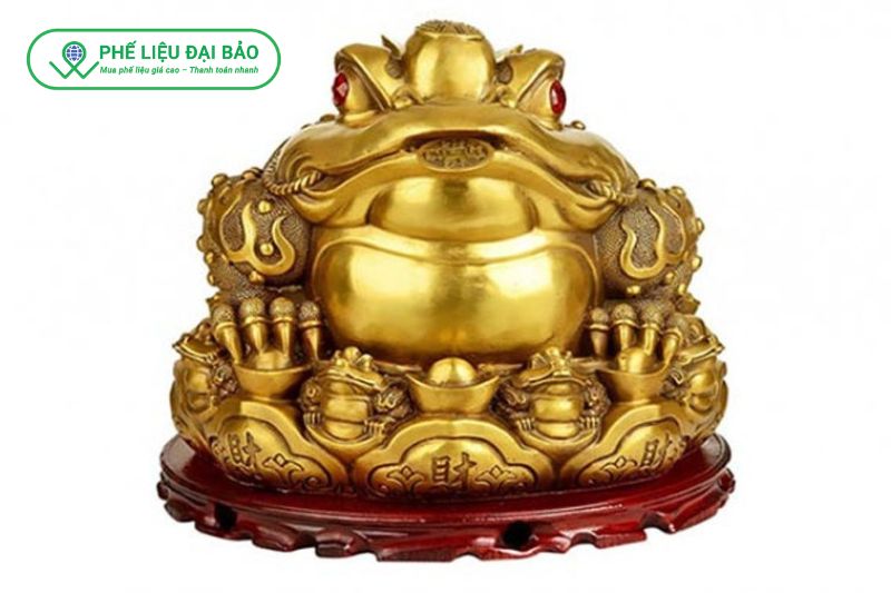 Đồng thau thật có họa tiết sắc nét tinh xảo còn hàng giả thường mờ nhạt dễ bong tróc