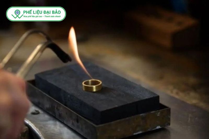 Đồng vàng thật chịu nhiệt tốt không biến dạng còn hàng giả dễ nóng chảy và đổi màu đen 