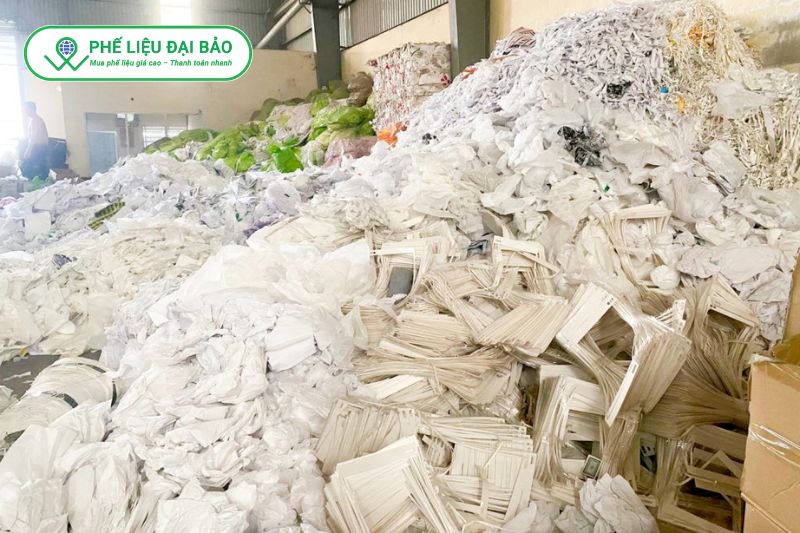 Giấy phế liệu tạo ra nguồn tái chế ổn định và được thu mua rộng rãi