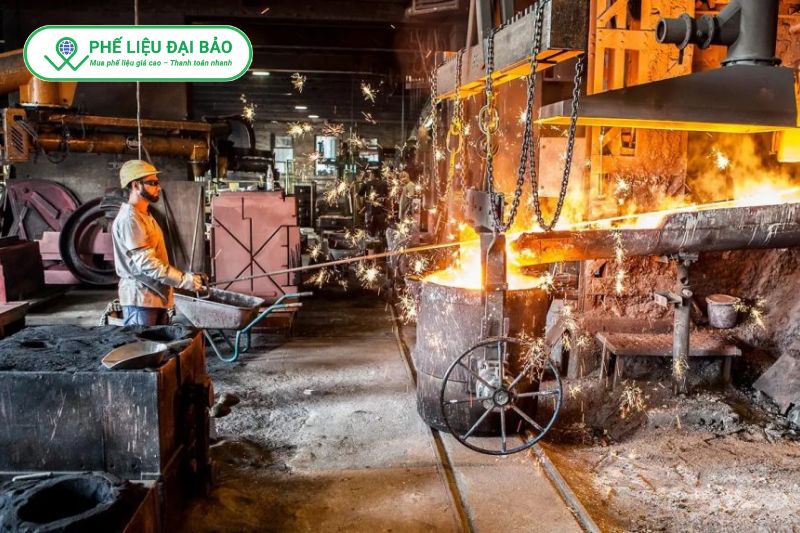 Hợp kim đồng được đúc trong khuôn để tạo phôi kim loại phục vụ gia công tiếp theo