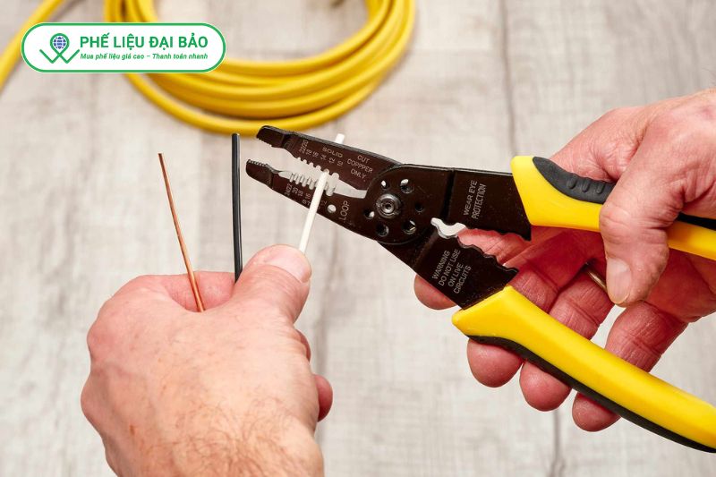 Hướng dẫn tuốt vỏ dây điện bằng kìm cắt an toàn và chính xác
