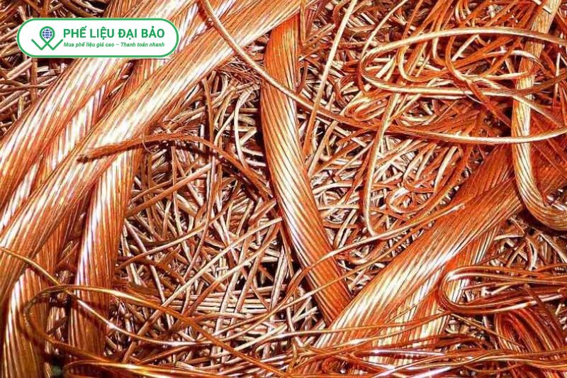 Khối lượng riêng cao giúp đồng đỏ nặng hơn cùng thể tích nên có giá thu mua cao hơn