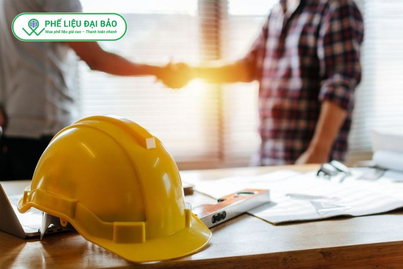 Nhân viên đánh giá và báo giá phế liệu công khai cho khách hàng