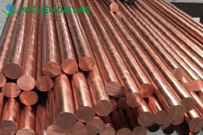 Đồng dẫn điện tốt dễ gia công chống ăn mòn nhưng giá cao và khá nặng