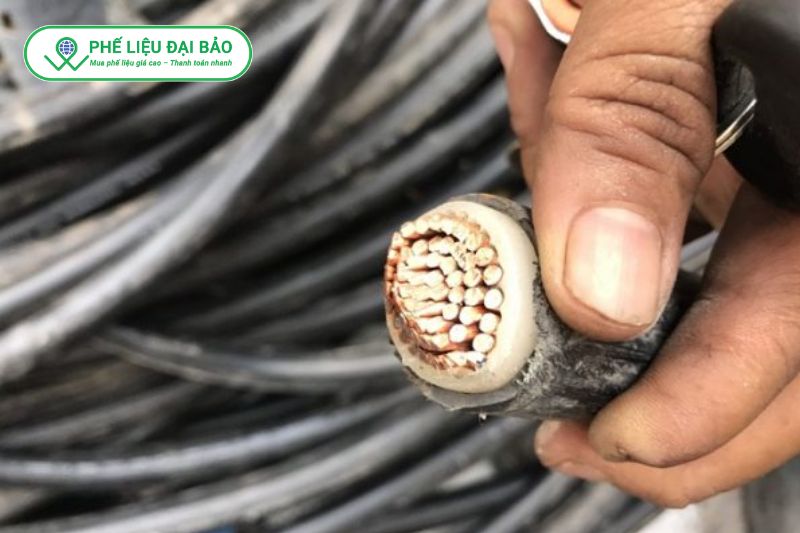 Dây cáp đồng nguyên sợi có giá cao, phụ thuộc tỷ lệ lõi đồng bên trong