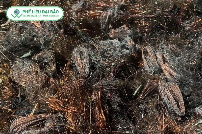 Đồng cháy có giá thấp do nhiều tạp chất và bề mặt bị oxy hóa sau nhiệt
