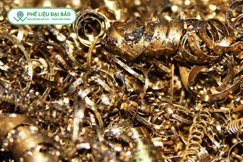 Đồng thau có giá thấp hơn do tỷ lệ đồng nguyên chất thấp và dễ lẫn tạp chất