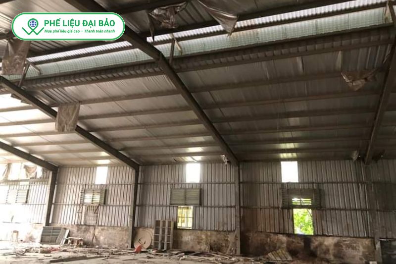 Nhà cấp 4 và kho xây gạch có giá trị thu hồi chủ yếu từ kim loại như sắt nhôm đồng