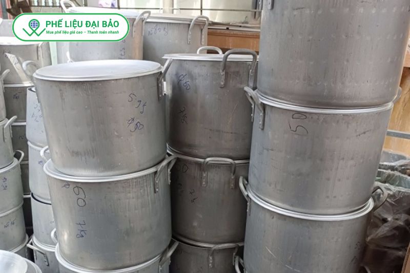 Nhôm gia dụng từ nồi xoong chảo cũ có giá trung bình thấp và phổ biến trong phế liệu dân dụng