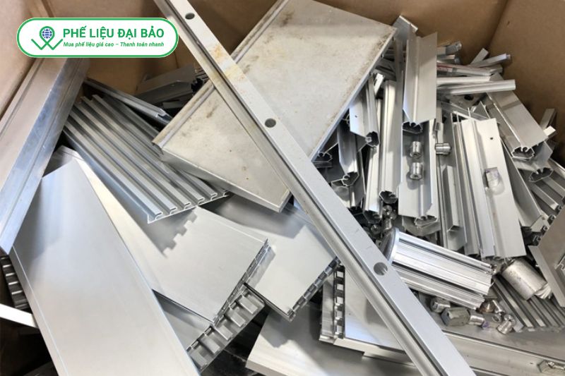 Phân biệt nhôm loại 1 2 3 bằng quan sát âm thanh và trọng lượng giúp định giá chính xác hơn