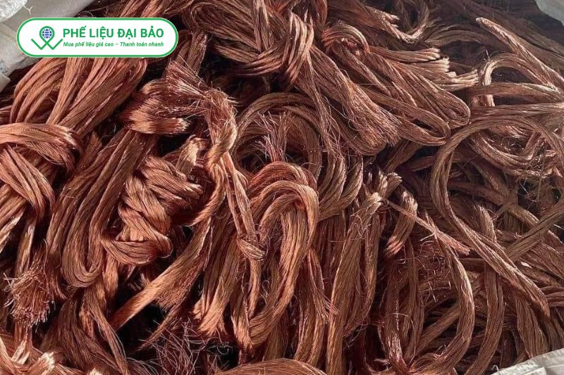 Đồng đỏ loại 2 có độ tinh khiết thấp hơn, cần xử lý thêm nên giá thấp hơn