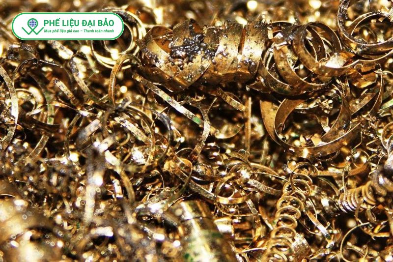 Đồng đỏ và đồng vàng không bị nam châm hút, nếu hút thì không phải đồng